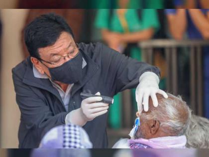 طبيب عيون نيبالي يفوز بـ&quot;جائزة عيسى لخدمة الإنسانية&quot; بدورتها الخامسة