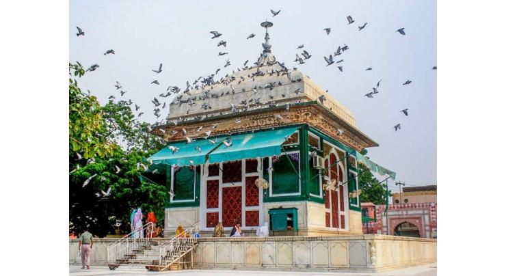 Kamran Lashari visits shrine of Hazrat Mian Mir
