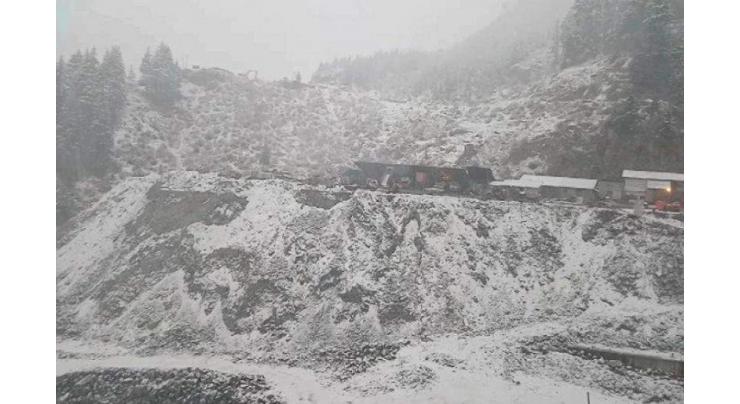 Heavy snowfall in AJK's Neelum, Leepa valleys obstructs land routes
