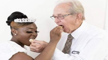 فتاة أمریکیة تتزوج من رجل یبلغ من عمرھا 85 عاما