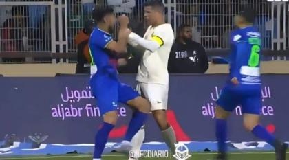 شاھد: مشادة کلامیة بین لاعب الکرة الشھیر رونالدو و عمار الدحیم أثناء مباراة فی السعودیة