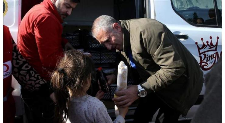 Turkish chef distributes kebab to quake victims
