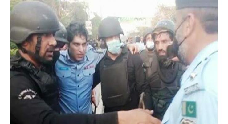 Islamabad DIG and 5 cops injured in clashes outside Imran Khan residence
