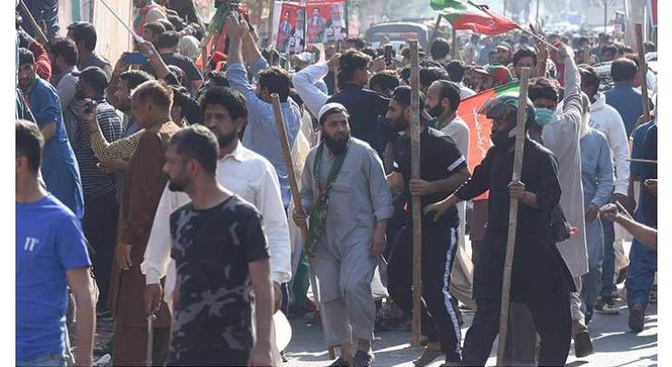 Politicians praise Lahore police's restraint despite PTI workers' attacks
