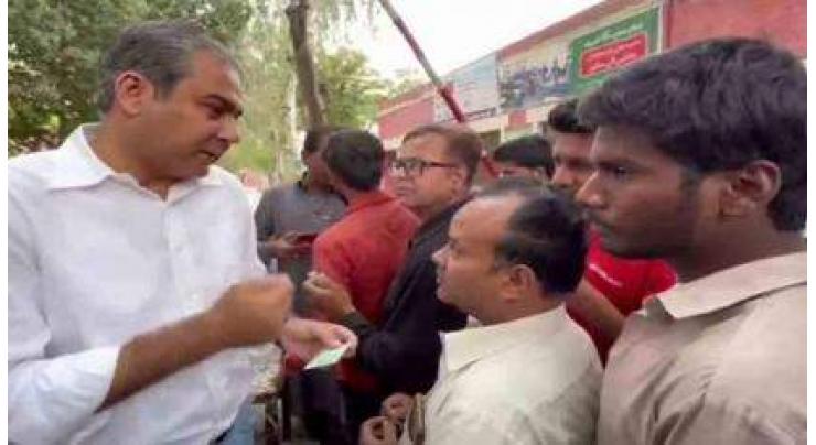 Caretaker Chief Minister Punjab Mohsin Naqvi visits flour distribution centres in Sheikhupura
