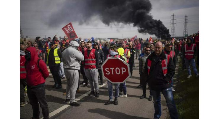 New violent clashes rock France in water protest
