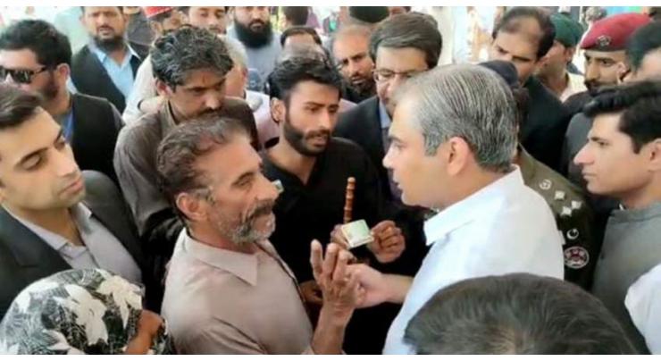 Caretaker Chief Minister Punjab Mohsin Naqvi visits free flour centres in Bahawalpur
