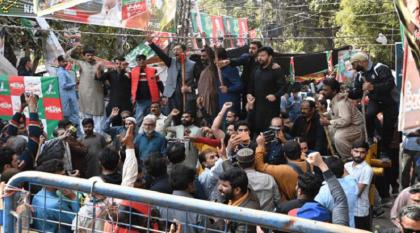اشتباکات بین أنصار حرکة الانصاف و الشرطة خلال أثناء محاولة اعتقال عمران خان