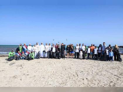 مهرجان الظفرة البحري ينظم حملة لتنظيف الشاطئ 