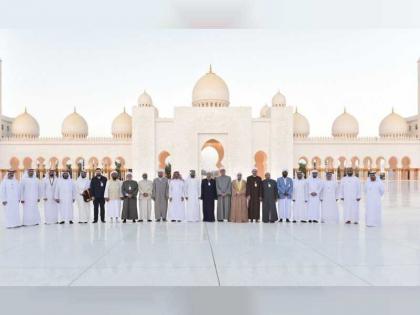 أصحاب الفضيلة  العلماء ضيوف رئيس الدولة يزورون جامع الشيخ زايد الكبير في أبوظبي