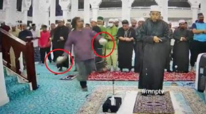 امام مسجد یتعرض لھجوم مسلح علی ید رجل أثناء الصلاة فی مالیزیا