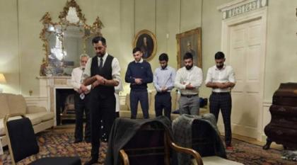 رئیس وزراء اسکتلندا یوٴم أفراد عائلتہ لصلاة التراویح داخل منزلہ