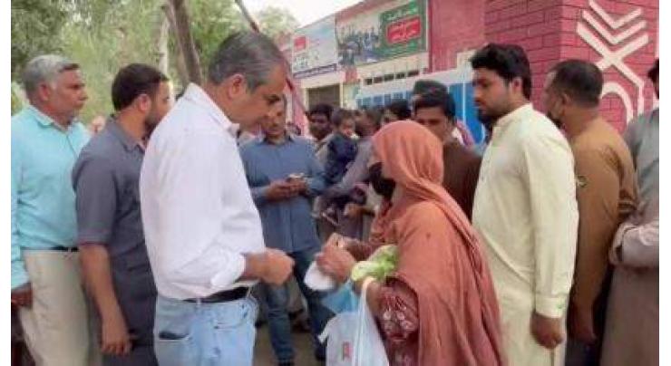 Caretaker Chief Minister Punjab Mohsin Naqvi visits free flour distribution center
