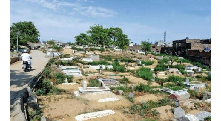 Commissioner visits Rakh Dhamial graveyard to inspect facilities
