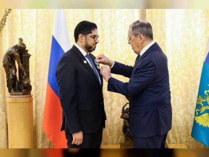 وزير خارجية روسيا الاتحادية يقلّد سفير دولة الإمارات وسام الصداقة