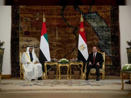 رئيس الدولة و الرئيس المصري يبحثان في القاهرة العلاقات الثنائية و المستجدات في المنطقة 
