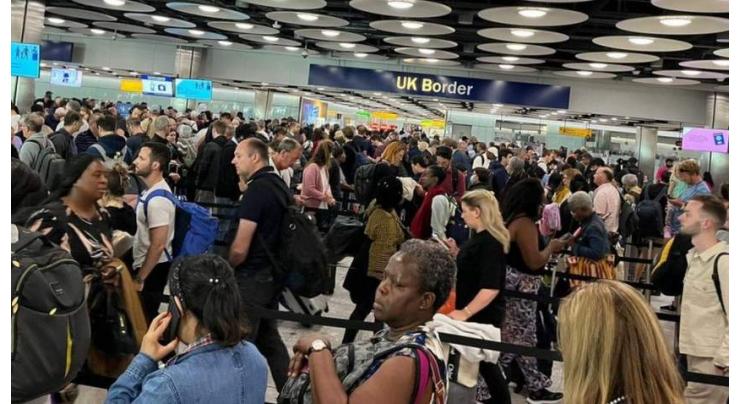 Passengers Arriving at UK Airports Face Long Delays as Passport E-Gates Fail - Reports