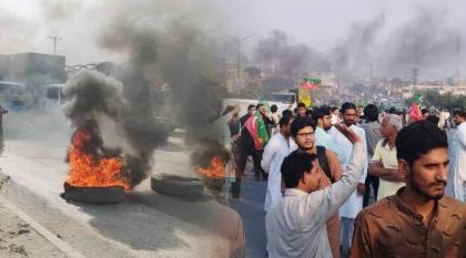 مقتل اثنین من أنصار رئیس الوزراء السابق عمران خان خلال الاحتجاجات ضد اعتقالہ
