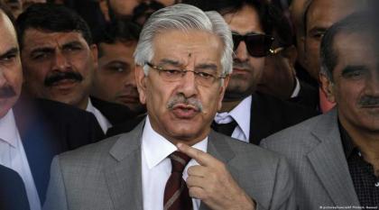 وزیر الدفاع یوٴکد بأن الحکومة تدرس حظر حزب رئیس الوزراء السابق عمران خان