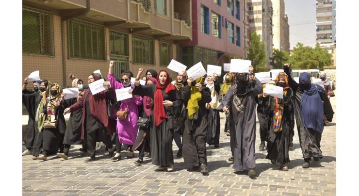 Afghan Women Protest In Kabul Against Beauty Salon Closures - Source - UrduPoint