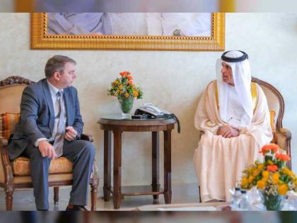 سعود بن صقر يستقبل المبعوث التجاري للمملكة المتحدة وسفيرها لدى الدولة