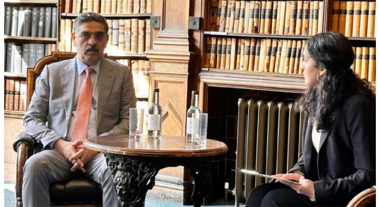 Caretaker PM interacts with students at Oxford Union