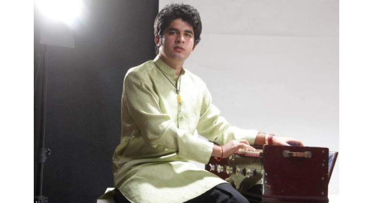 Folk singer Wahdat Rameez's solo performance mesmireses audience