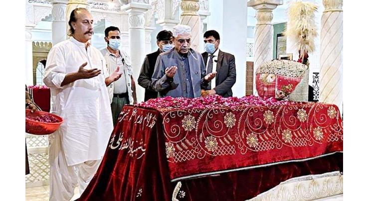Zardari visits Bhutto family graveyard in Garhi Khuda Bux