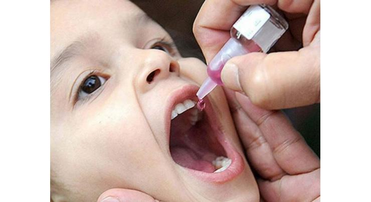 DC South administers polio vaccine drops to children in school