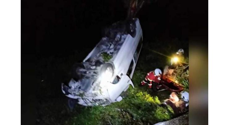 Woman killed, 10 injured in accident