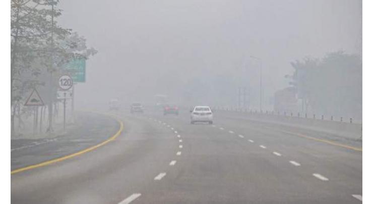 Fog blanket paralyzes Pakistan's highways navigating the challenges for commuters