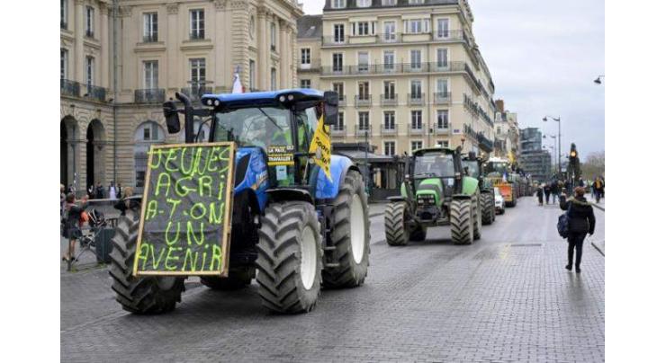 Fuming French farmers pile pressure on Paris
