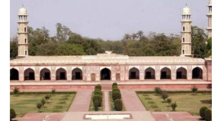 DCM Schofer visits emperor Jehagnir’s mausoleum in Lahore