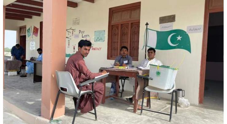 Commissioner SBA visits different schools of Daur, inspect polling station setup