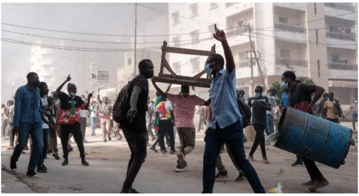 Senegal suspends mobile internet, bans protest against vote delay
