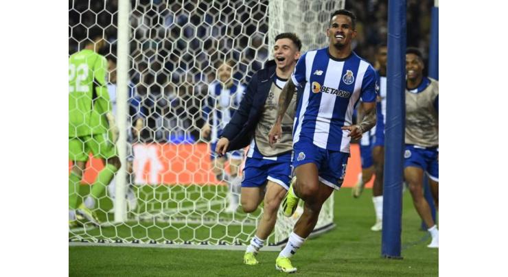 Galeno stuns timid Arsenal with late Porto winner