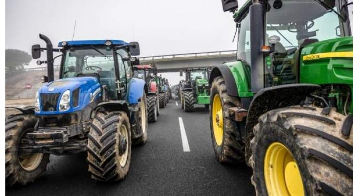 EU proposes cutting red tape and checks for farmers amid protests