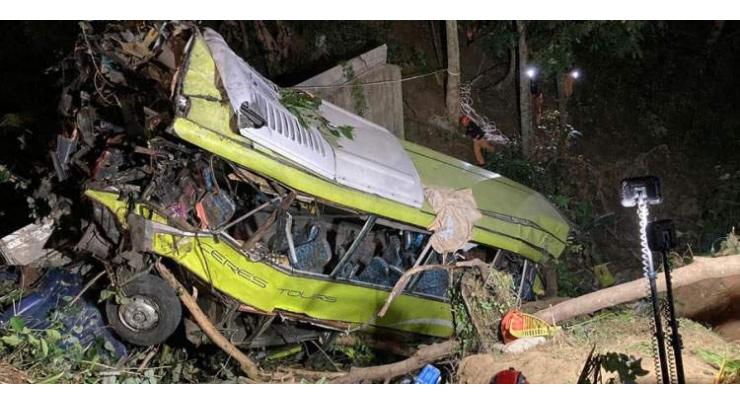 17 killed in Philippine road crash