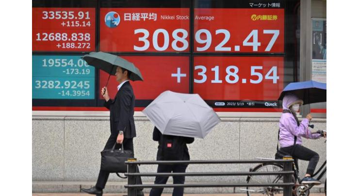 Tokyo stocks end higher amid weaker yen