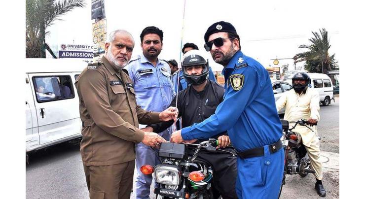 Lahore Police launch campaign to install safety wires on motorcycles