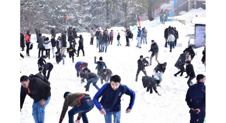 Adventure sports enthusiasts flick to Galiyat enjoying snow games amid rainy weather