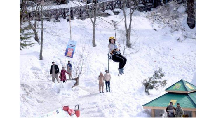 Adventure sports enthusiasts flock to Galiyat for snow games despite rainy weather