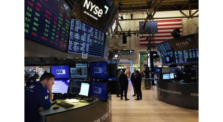 Stocks fall as tech shares sink, US economy slows