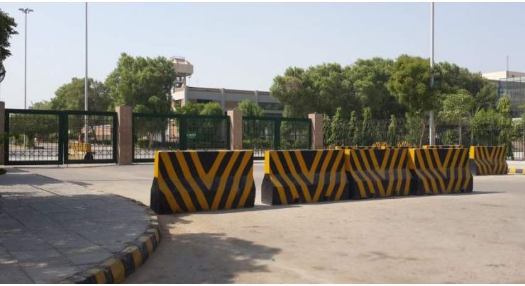 SC orders removal of barriers outside buildings in Karachi