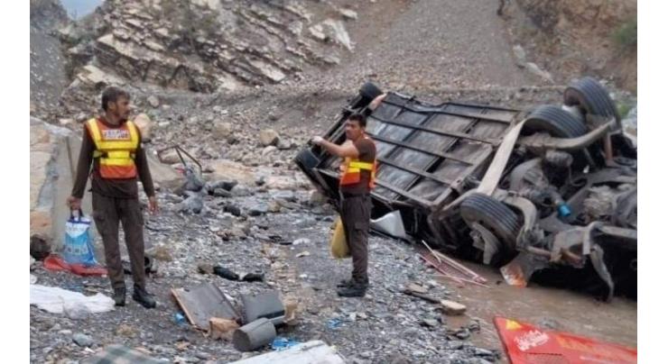 Passengers van miraculously escapes in landslide hits