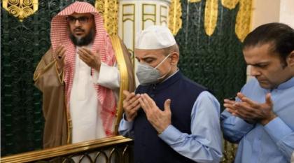 رئیس الوزراء شھباز شریف یزور المسجد النبوي خلال زیارته للسعودیة