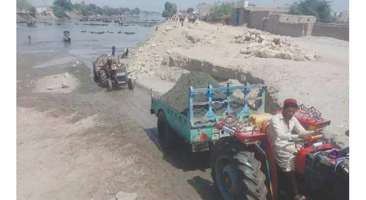 Commissioner Larkana imposes ban on tractor trolleys passing through canal embankments