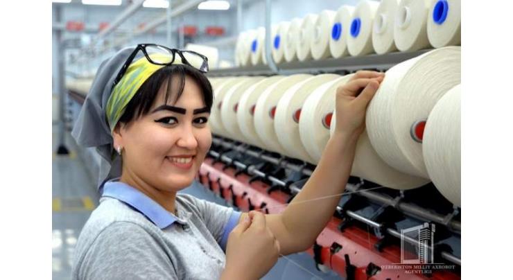 Governor presents shields to Uzbek textile professionals