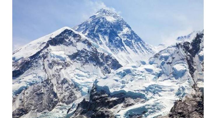 Kenyan and Nepali climbers die on Everest, three missing