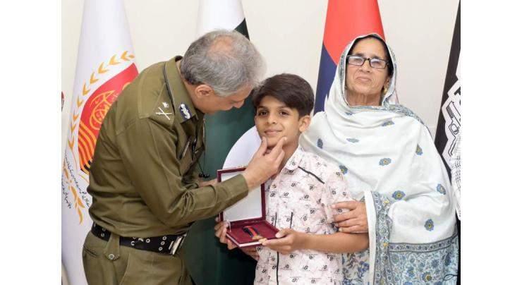 IG Punjab encourages brave Ghazis with medals